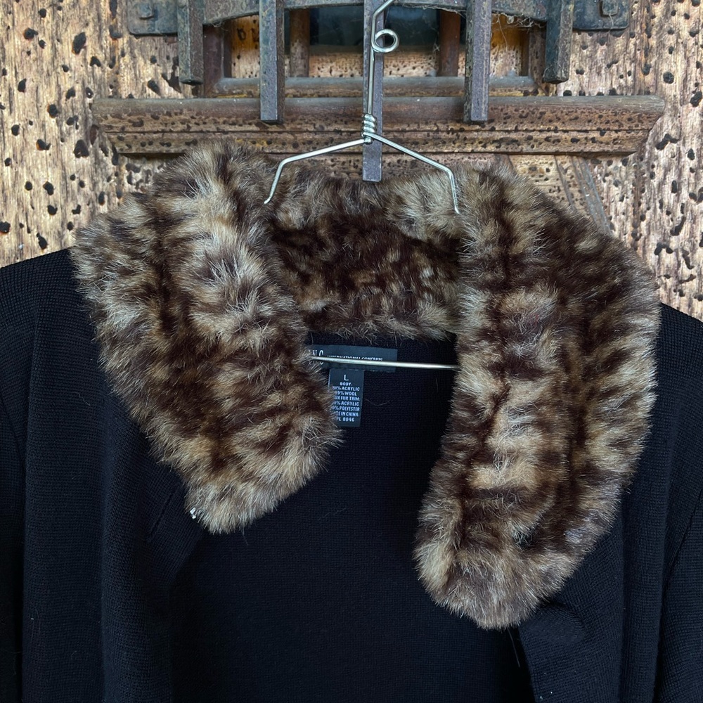 RARE Beautiful Piece – Vintage-Inspired Black Coat w/ Leopard Faux Fur Trim